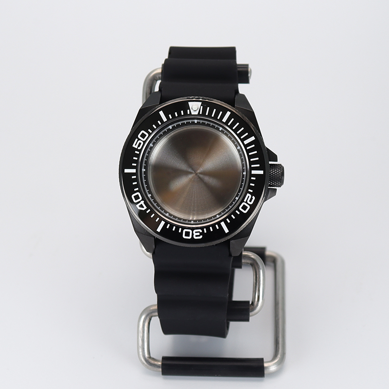 Rubber Strap Diver - ตัวเรือนนาฬิกาดำน้ำขนาด 43.8 มม. สายยาง ขอบเซรามิก กระจกแซฟไฟร์